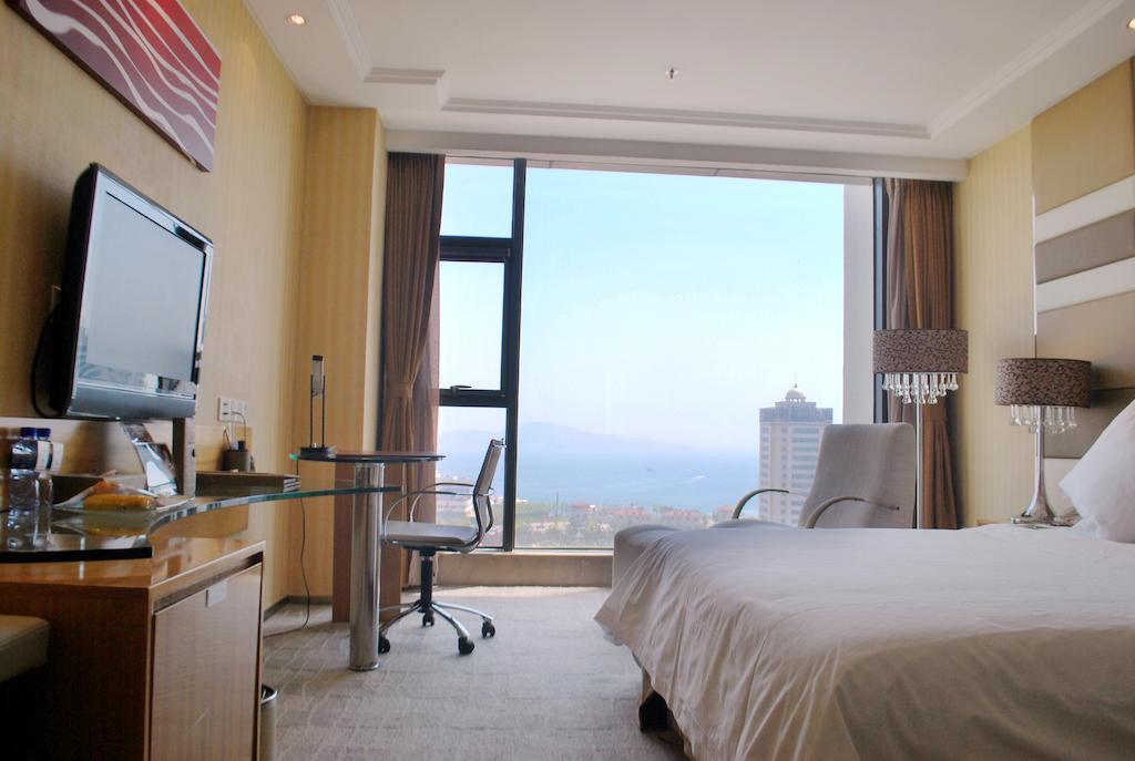 The Center Hotel Weihai Room photo