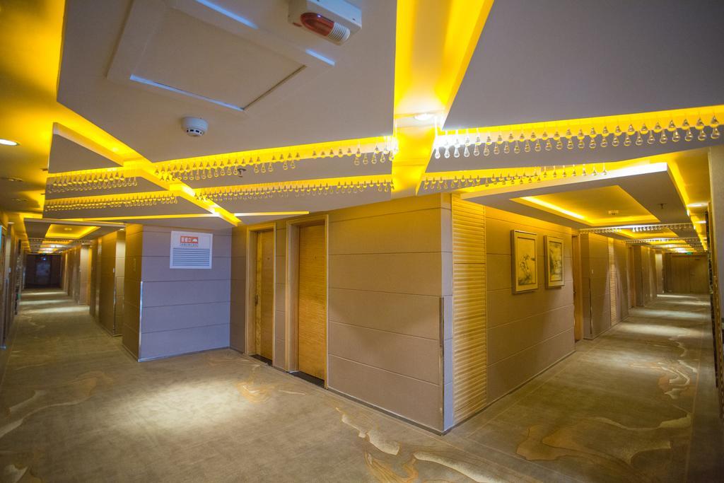 The Center Hotel Weihai Exterior photo